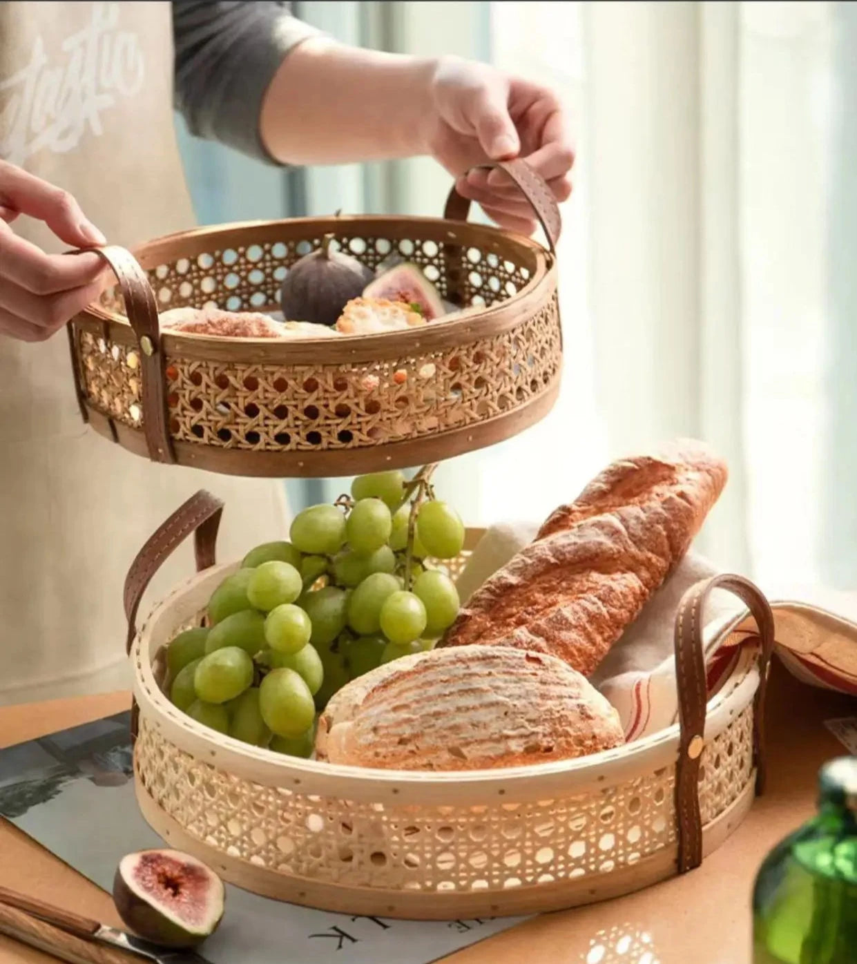 Bandeja de Rattan com Alças de Couro